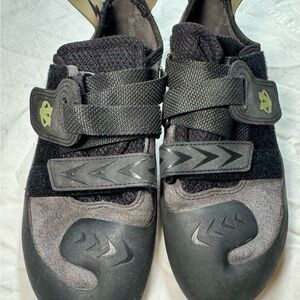 Evolv TRAX-XT5 Rock Climbing Shoes women's US 9.5 EU 42.5 Black Double Strap